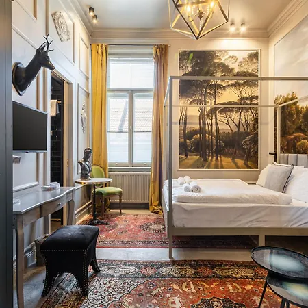 Jungle Design 2bdr Apartment *